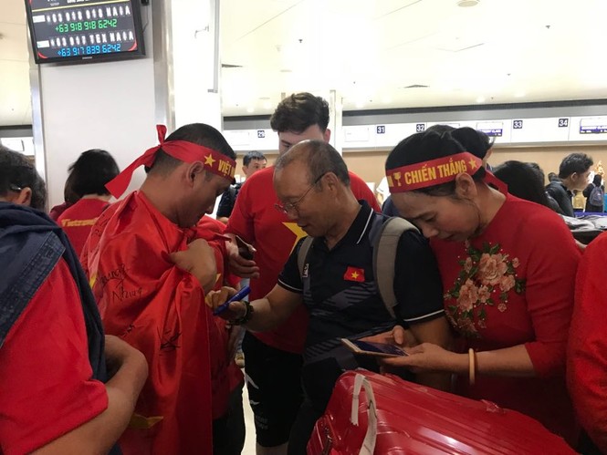 Hai đội tuyển Việt Nam cùng tới sân bay, chuẩn bì hành trình về nước - ảnh 9
