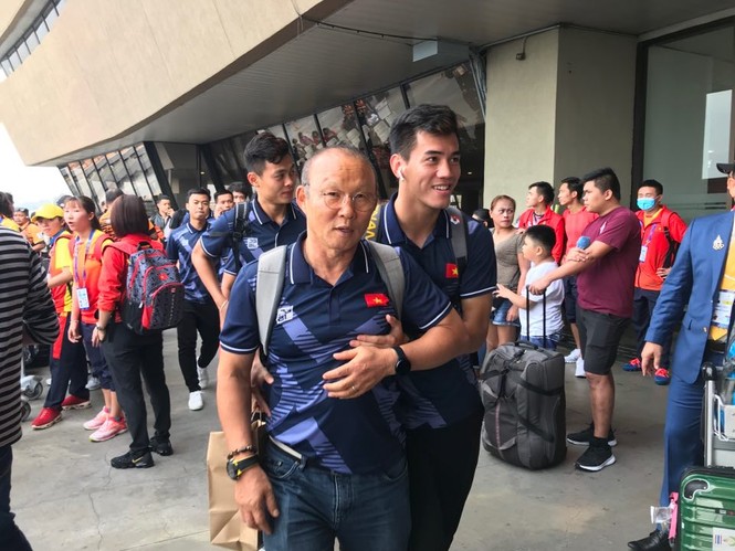 Hai đội tuyển Việt Nam cùng tới sân bay, chuẩn bì hành trình về nước - ảnh 2