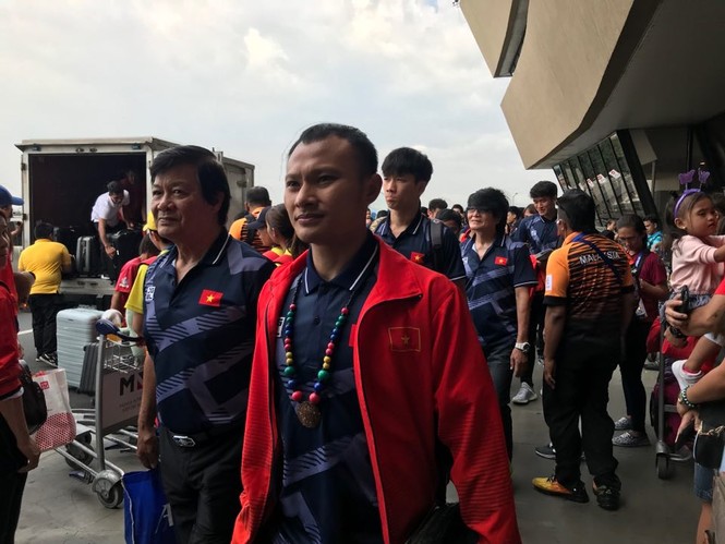 Hai đội tuyển Việt Nam cùng tới sân bay, chuẩn bì hành trình về nước - ảnh 3