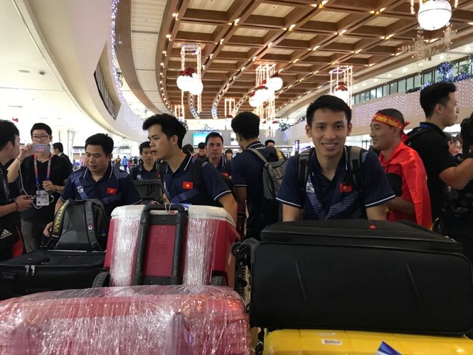 Hai đội tuyển Việt Nam cùng tới sân bay, chuẩn bì hành trình về nước - ảnh 7