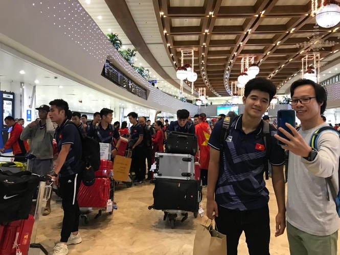 Hai đội tuyển Việt Nam cùng tới sân bay, chuẩn bì hành trình về nước - ảnh 8