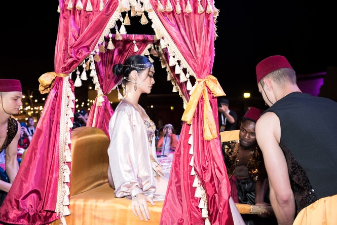 Á hậu Kiều Loan khoe eo thon, múa bụng đầy uyển chuyển tại Dubai - ảnh 1