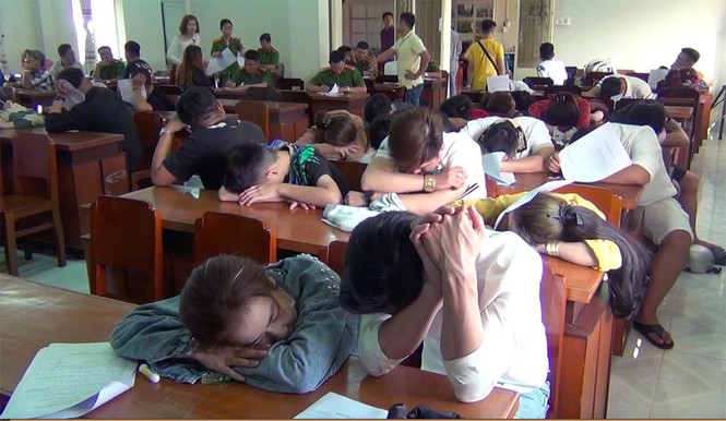 Cảnh sát đột kích bắt 50 nam thanh nữ tú thác loạn trong khách sạn - ảnh 3
