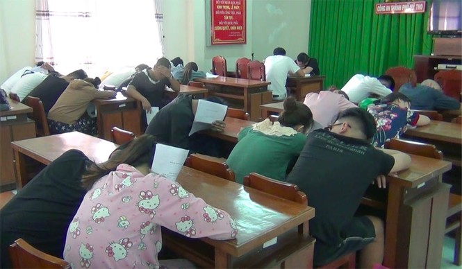 Cảnh sát đột kích bắt 50 nam thanh nữ tú thác loạn trong khách sạn - ảnh 4