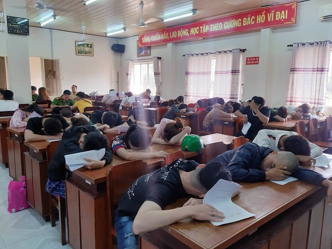Cảnh sát đột kích bắt 50 nam thanh nữ tú thác loạn trong khách sạn - ảnh 1