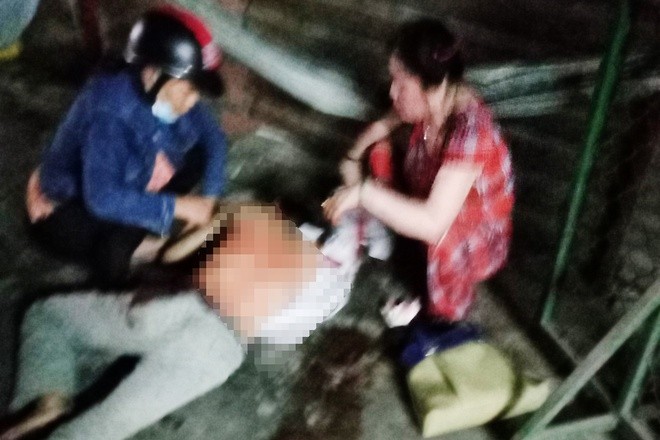Con trai đâm gục người đàn ông dùng búa đánh mẹ - ảnh 1