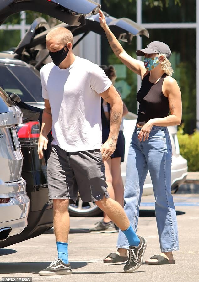 Miley Cyrus ‘thả rông’ táo bạo cùng bạn trai ra phố - ảnh 3