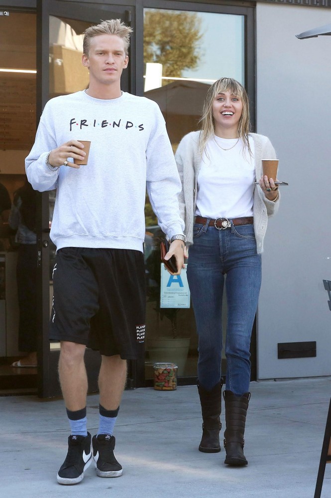 Miley Cyrus ‘thả rông’ táo bạo cùng bạn trai ra phố - ảnh 4