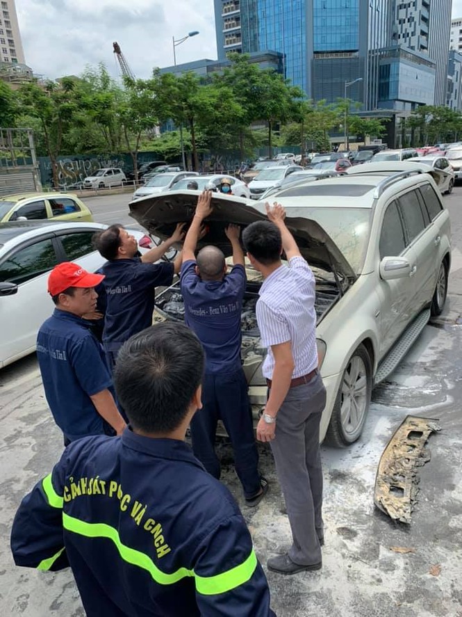 Xe sang Mercedes-Benz GL 350 bất ngờ bốc cháy - ảnh 1