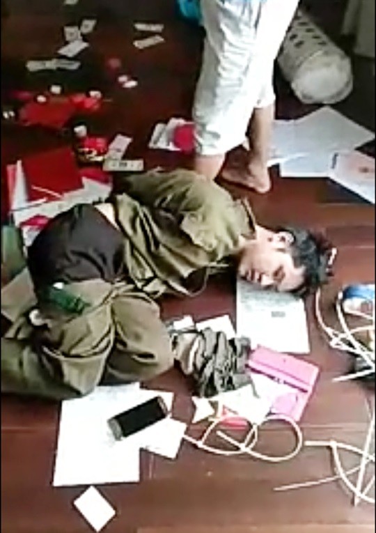 Nữ nhân viên ngân hàng tiết lộ thông tin trên tờ giấy cầu cứu - ảnh 2