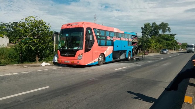 Xe khách giường nằm đang chạy bỗng dưng bốc cháy - ảnh 1