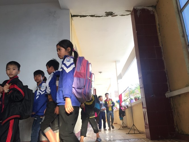 Hàng trăm học sinh, giáo viên lo sợ trong ngôi trường có nguy cơ đổ sập - ảnh 3