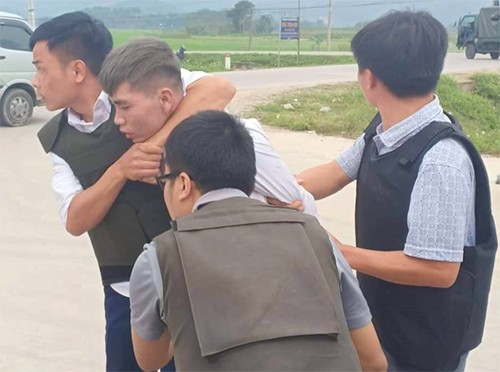 3 nghi phạm cầm súng, ôm lưu đạn cố thủ trên xe là người thế nào? - ảnh 2