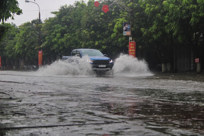  Mưa lớn trong đêm, đường TP Hà Tĩnh “biến” thành sông - ảnh 7