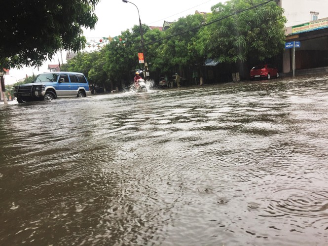  Mưa lớn trong đêm, đường TP Hà Tĩnh “biến” thành sông - ảnh 5