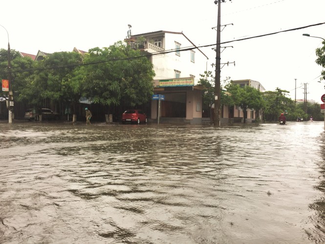 Mưa lớn trong đêm, đường TP Hà Tĩnh “biến” thành sông - ảnh 2