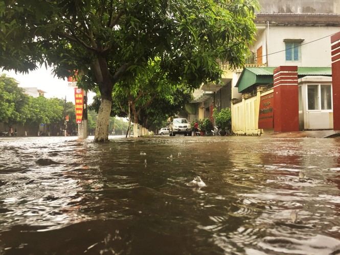  Mưa lớn trong đêm, đường TP Hà Tĩnh “biến” thành sông - ảnh 13