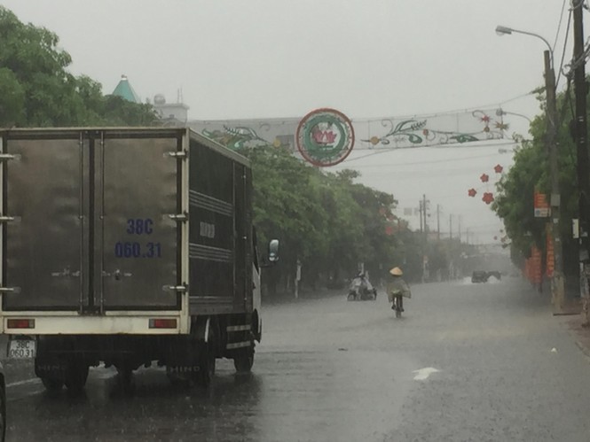  Mưa lớn trong đêm, đường TP Hà Tĩnh “biến” thành sông - ảnh 3
