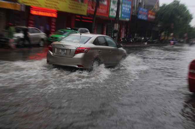  Mưa lớn trong đêm, đường TP Hà Tĩnh “biến” thành sông - ảnh 9