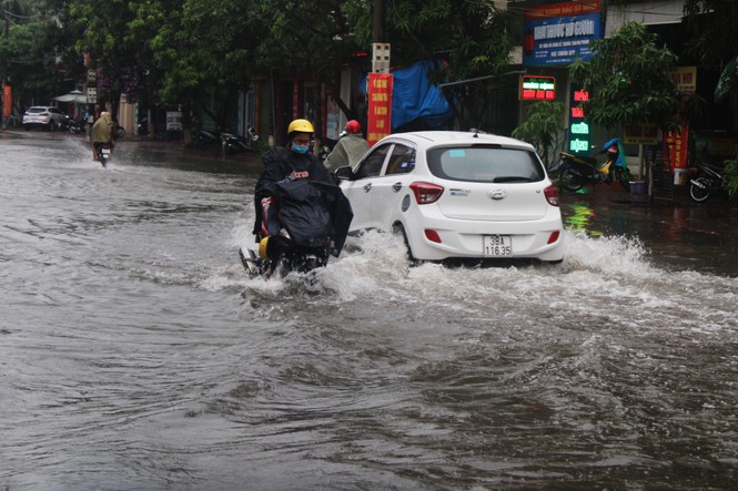  Mưa lớn trong đêm, đường TP Hà Tĩnh “biến” thành sông - ảnh 1