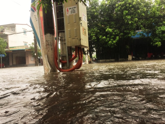  Mưa lớn trong đêm, đường TP Hà Tĩnh “biến” thành sông - ảnh 14