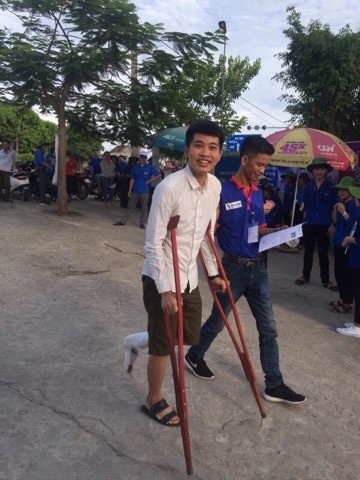  Nam sinh ngồi xe lăn, chống gậy tham gia kỳ thi THPT Quốc gia 2019 - ảnh 2