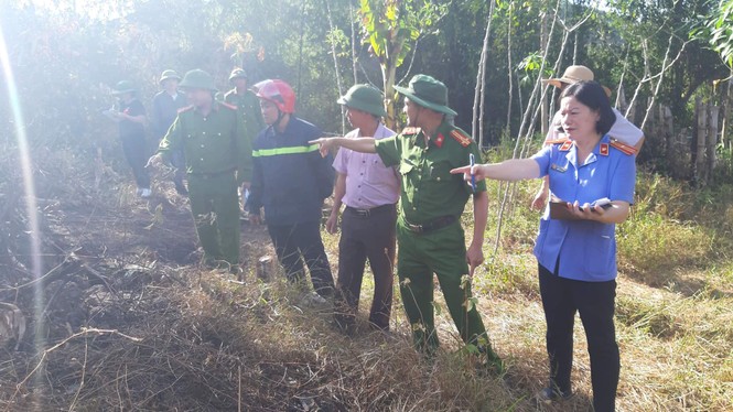 Hàng nghìn người dân túc trực ngăn lửa - ảnh 7