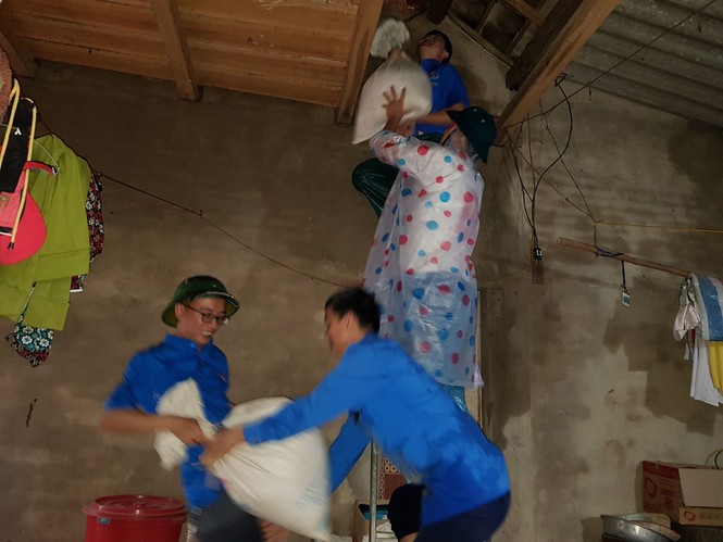 Nước ngập sâu tận nóc, dân vùng lũ ngồi mái nhà chờ nước rút - ảnh 12