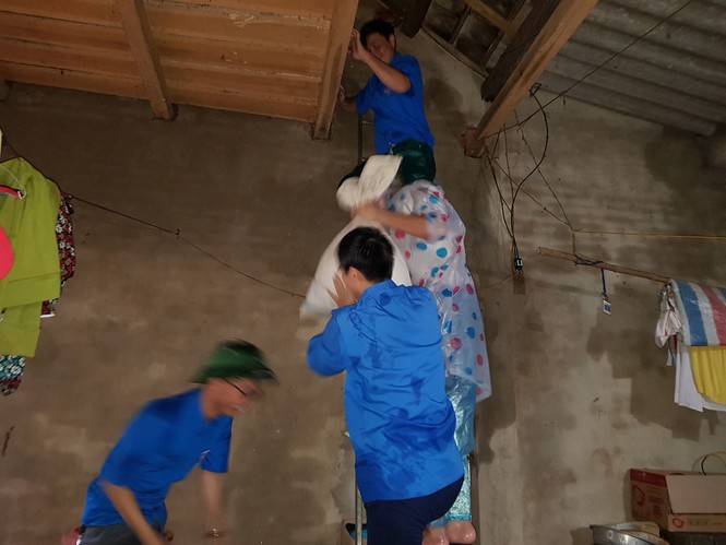 Nước ngập sâu tận nóc, dân vùng lũ ngồi mái nhà chờ nước rút - ảnh 13