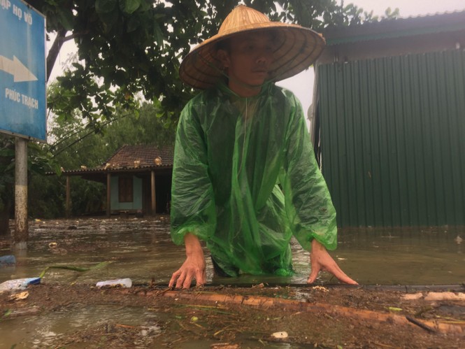 Nước ngập sâu tận nóc, dân vùng lũ ngồi mái nhà chờ nước rút - ảnh 4