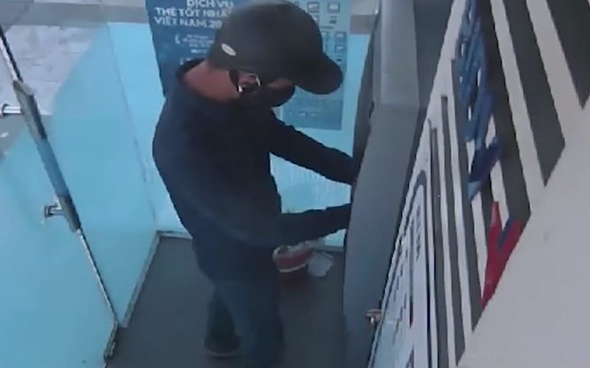 Truy tìm 2 đối tượng lắp thiết bị đánh cắp thông tin tại cây ATM - ảnh 1