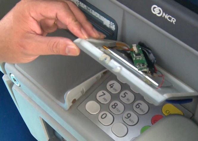 Truy tìm 2 đối tượng lắp thiết bị đánh cắp thông tin tại cây ATM - ảnh 2