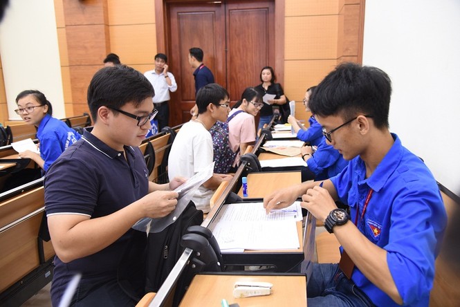 Các 'chàng trai vàng' háo hức nhập học - ảnh 1