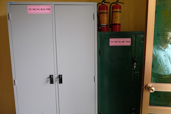 Đột nhập căn phòng đặc biệt chứa đề thi, bài thi - ảnh 5