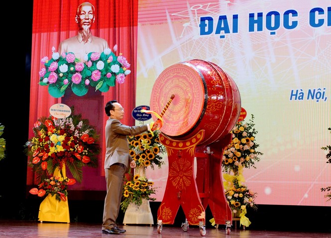 Sinh viên các tỉnh vùng lũ được trường Đại học hỗ trợ học bổng - ảnh 1