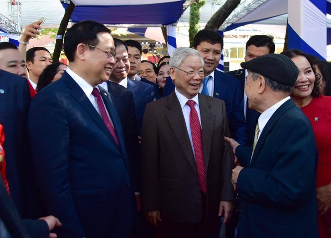 Secretary General and President of State Nguyen Phu Trong visits the old school - photo 2