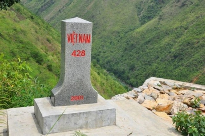 Kiểm tra mốc quốc giới bị nhóm phượt 'sống ảo' sửa để selfie - ảnh 1