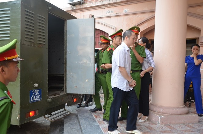 Phó chủ tịch tỉnh Hà Giang tới tham dự phiên xử vụ gian lận thi - ảnh 1