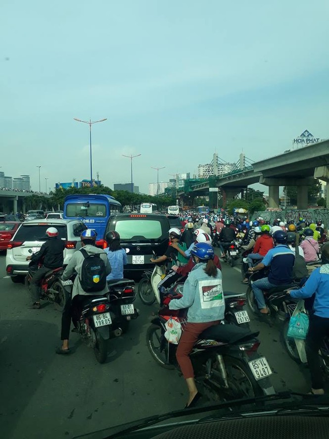 Xe tải kéo sập giàn giáo trước hầm Thủ Thiêm lúc rạng sáng - ảnh 10
