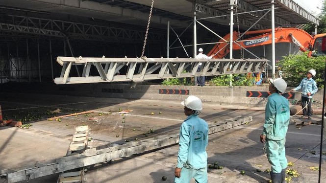 Xe tải kéo sập giàn giáo trước hầm Thủ Thiêm lúc rạng sáng - ảnh 9