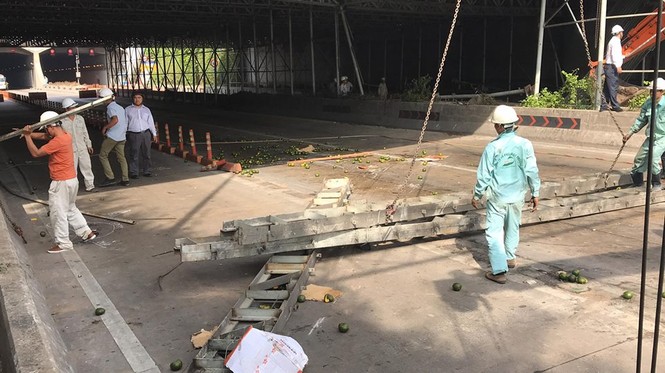 Xe tải kéo sập giàn giáo trước hầm Thủ Thiêm lúc rạng sáng - ảnh 8