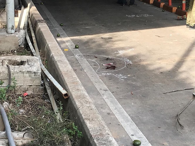 Xe tải kéo sập giàn giáo trước hầm Thủ Thiêm lúc rạng sáng - ảnh 4