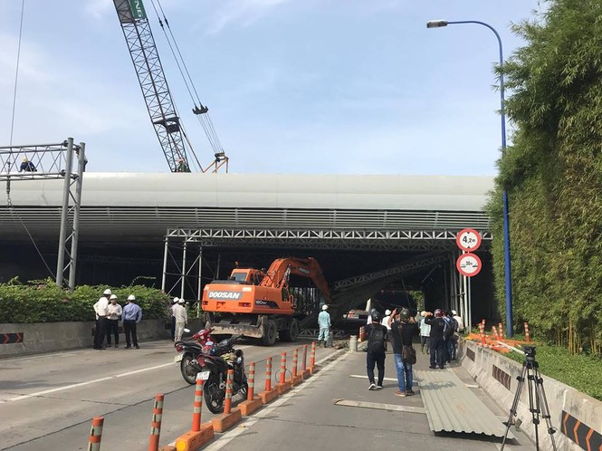 Xe tải kéo sập giàn giáo trước hầm Thủ Thiêm lúc rạng sáng - ảnh 7