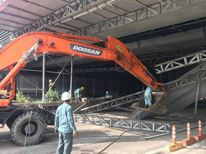 Xe tải kéo sập giàn giáo trước hầm Thủ Thiêm lúc rạng sáng - ảnh 6