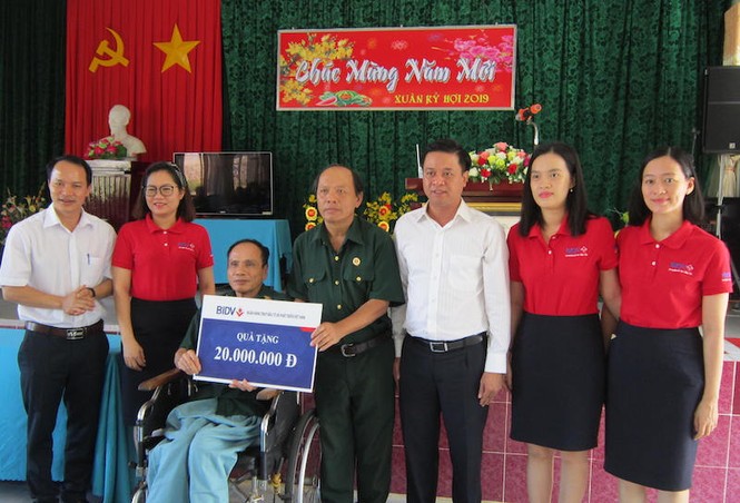 Ngân hàng BIDV và báo Tiền Phong thăm, tặng quà các thương bệnh binh - ảnh 1