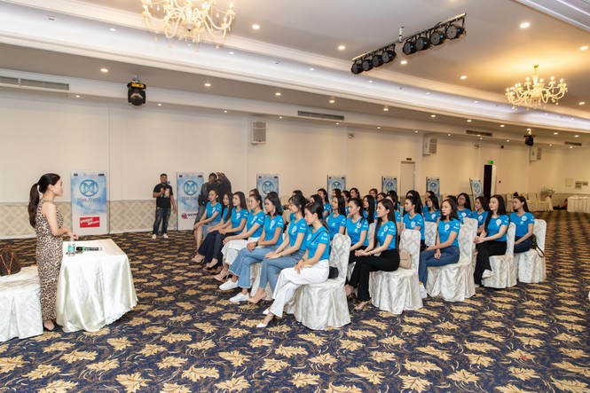 Thí sinh Miss World Việt Nam hội tụ khoe sắc, tạo dáng tập catwalk - ảnh 1
