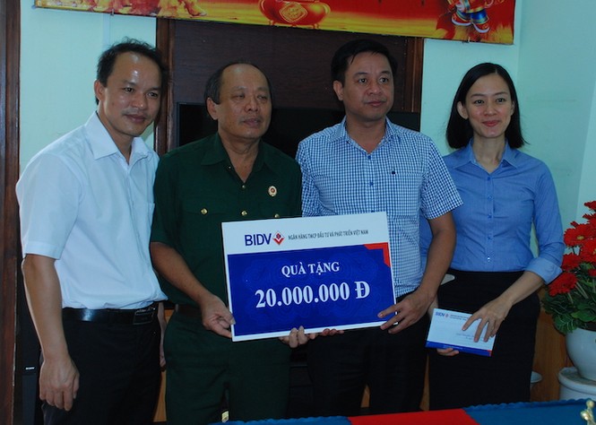 Ngân hàng BIDV và báo Tiền Phong tặng quà Tết thương binh - ảnh 2
