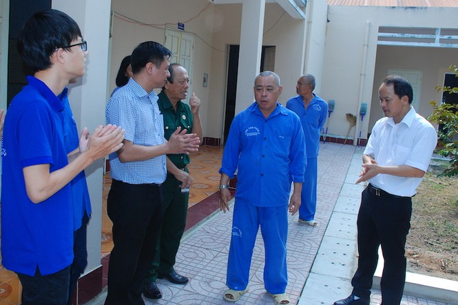 Ngân hàng BIDV và báo Tiền Phong tặng quà Tết thương binh - ảnh 4