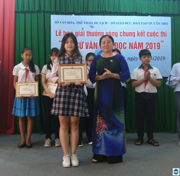 Nữ sinh cấp 3 đạt giải Nhì với cuốn sách ‘Quẳng gánh lo đi để vui sống’ - ảnh 3
