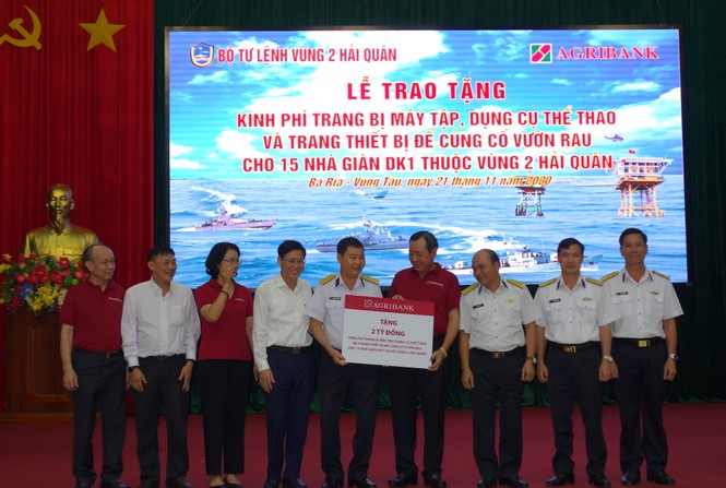 Ngân hàng Agribank tặng máy tập thể thao và máy củng cố vườn rau cho nhà giàn DK1 - ảnh 2